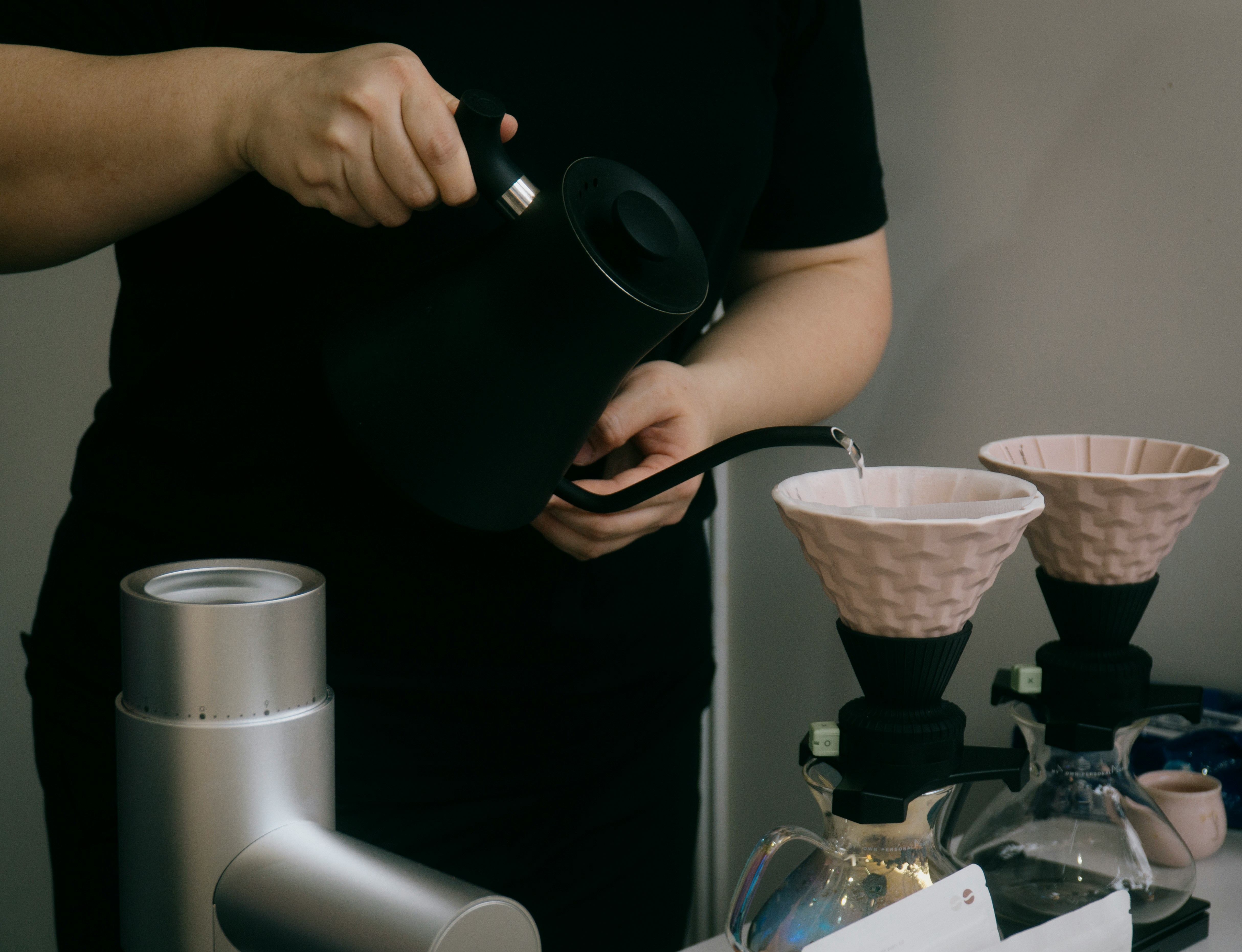コーヒーを丁寧に抽出する様子